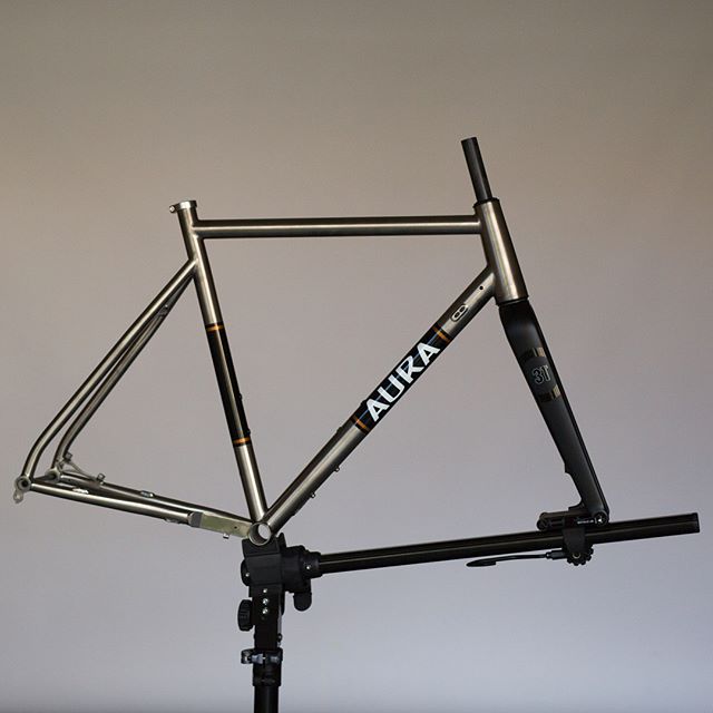 Introducing our Lithos AR. This frameset has been designed in conjunction with @jackcyclesfar as a full blown adventure road bike. It’s capable of taking a 700c road wheel, or a 27.5 x 2.1” mtb tyre. As with all our titanium frames, we offer custom geometry, and this ones been expertly finished in a pearl black & copper pinstripe by @cyclecolor_perth ...#customtitanium
